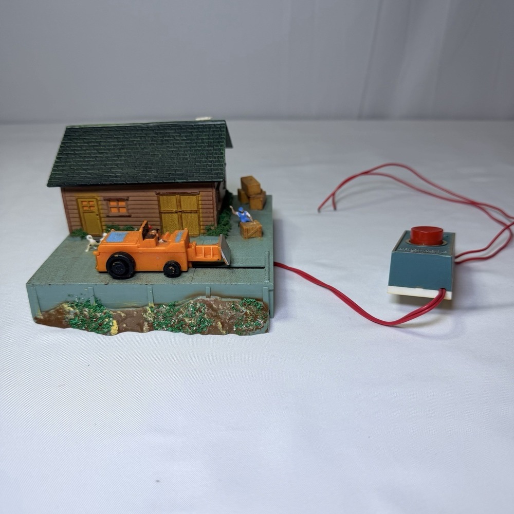 Vintage Tyco HO Model RR WHAREHOUSE with OPERATING FORKLIFT - WORKS